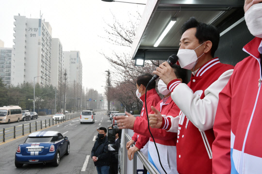 국민의힘 오세훈 서울시장 후보가 26일 오전 서울 강서구 증미역에서 출근길 시민들에게 지지를 호소하고 있다. <국회사진기자단>